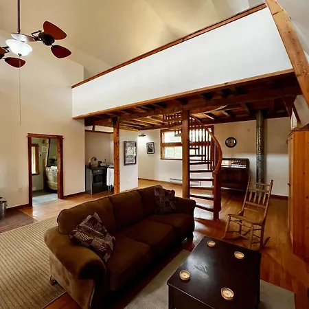 Fully Renovated 1800S Red Barn Close To Everything